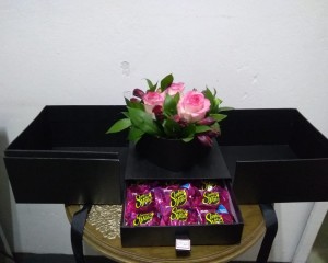 63- caixa com arranjo de rosas pink e bombons sonho de valsa